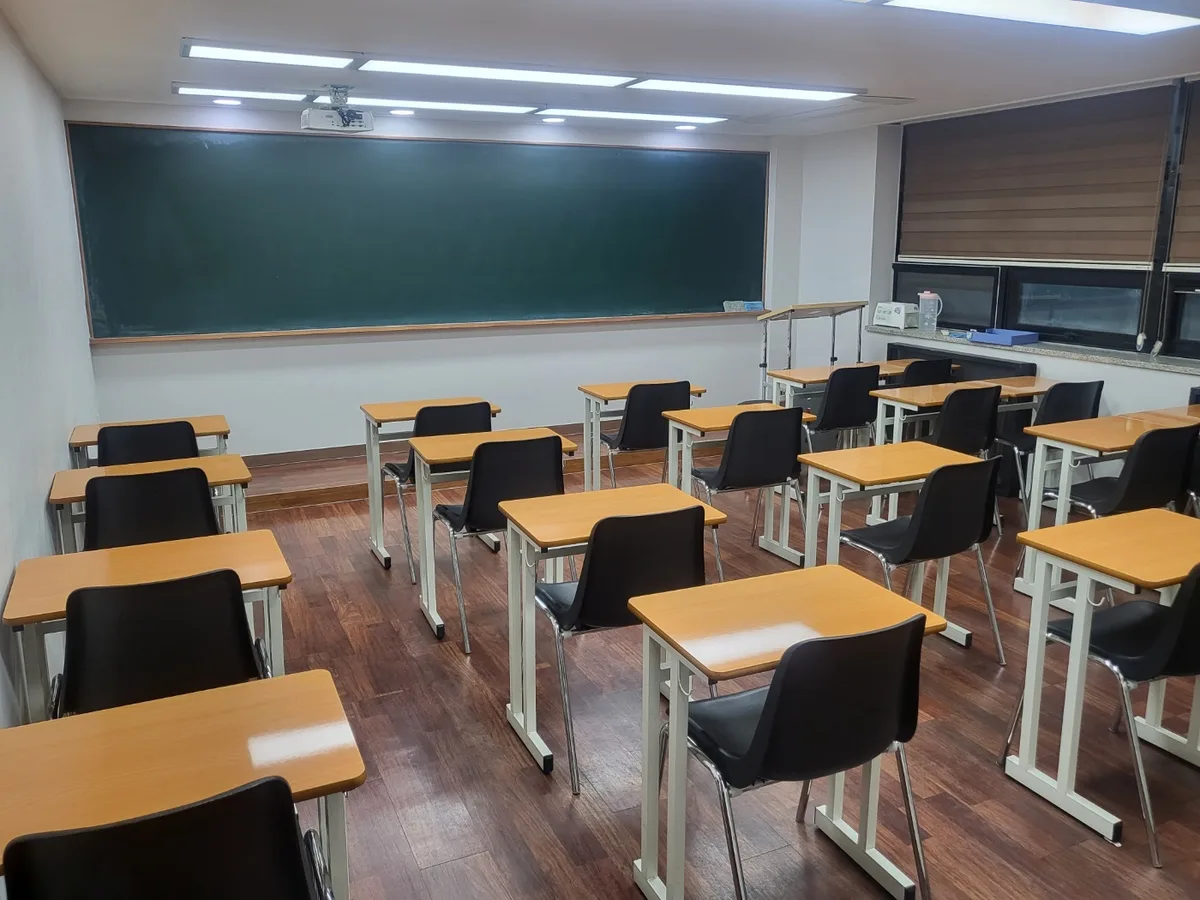 구리시 사노동 스터디룸 미팅룸 장비 주변 정밀 위생청소 사례 - 행진크린