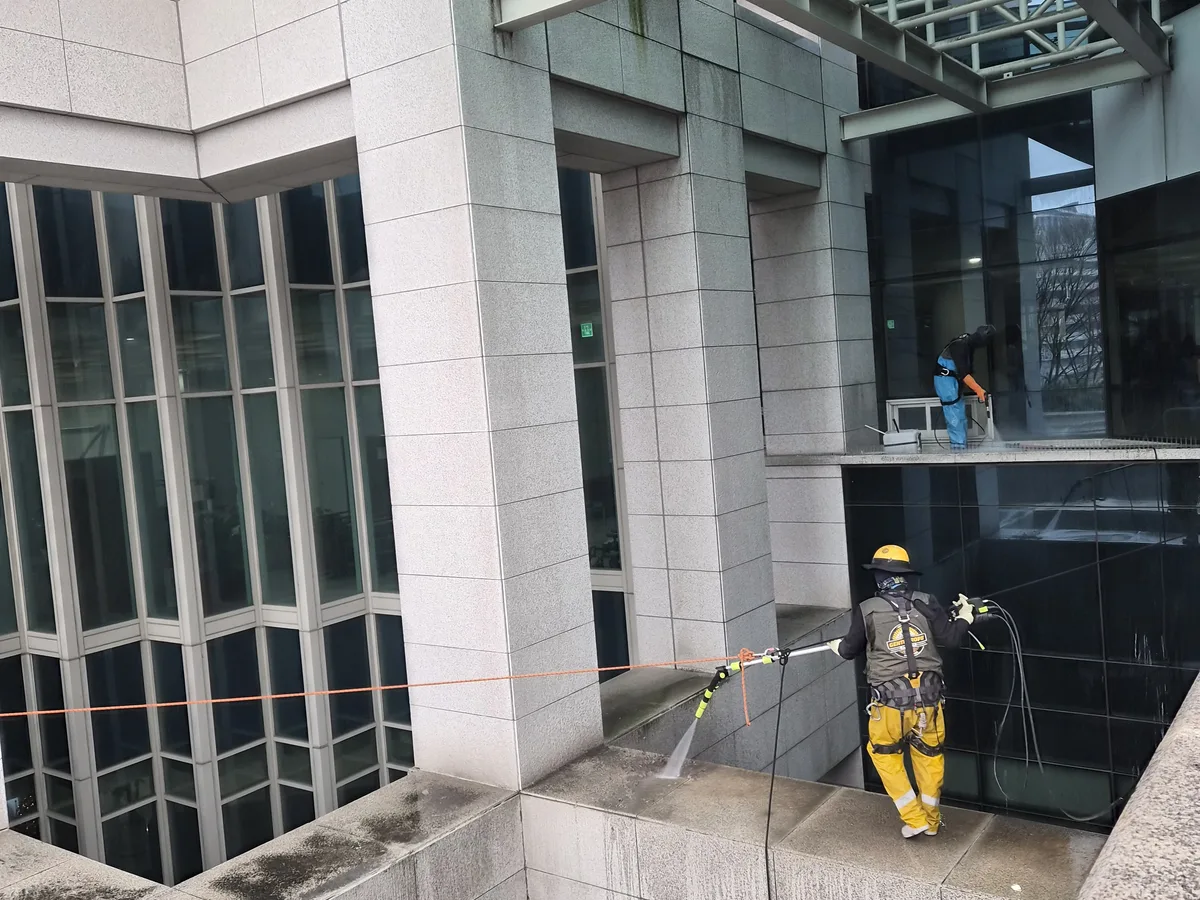 가평군 상면 상가건물 옥상 파라펫 장비 주변 정밀 위생청소 사례 - 행진크린