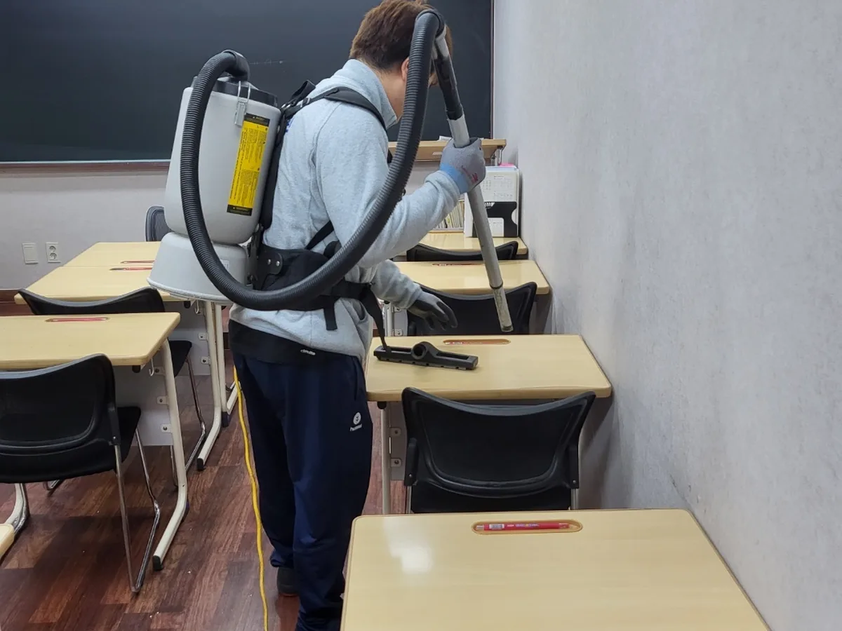 연천군 왕징면 학교 현관·중앙홀 바닥 위생청소 사례 - 행진크린