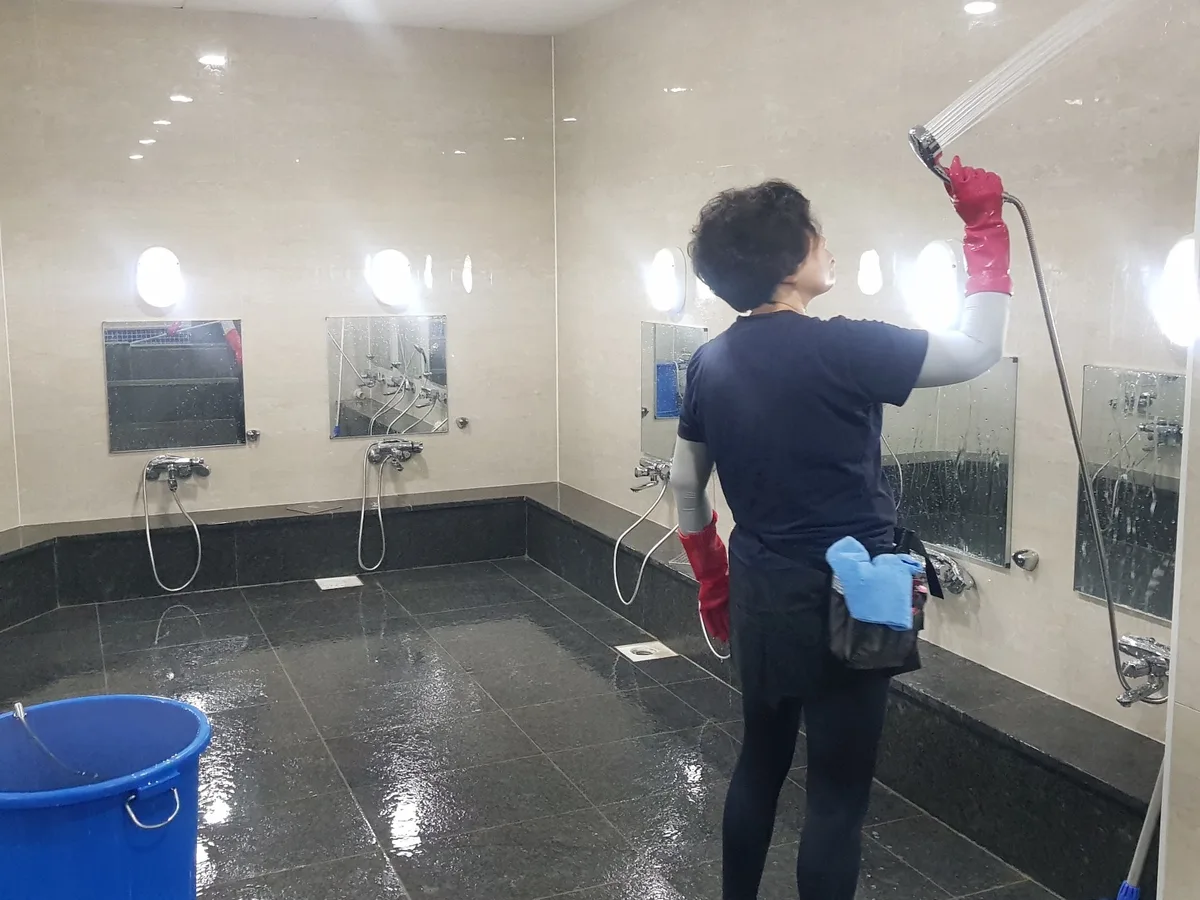 가평군 조종면 목욕탕 탈의실·파우더룸 바닥 위생청소 사례 - 행진크린